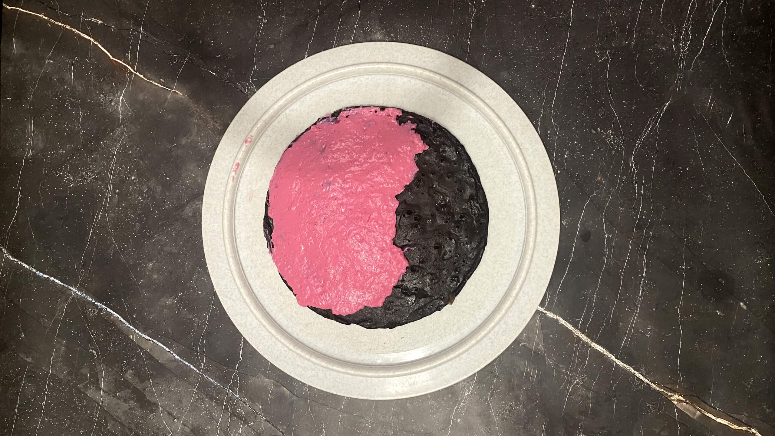 Шаг 11: Нанесите крем на коржи